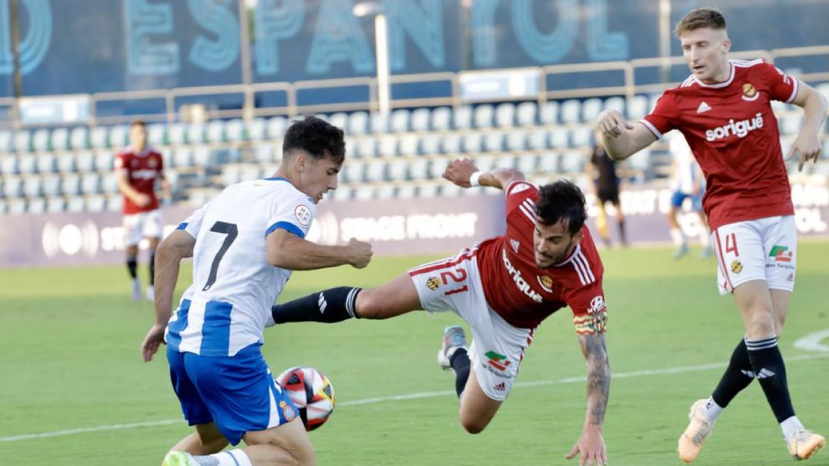 Joan Oriol evitando la centrada de un jugador del Espanyol B.