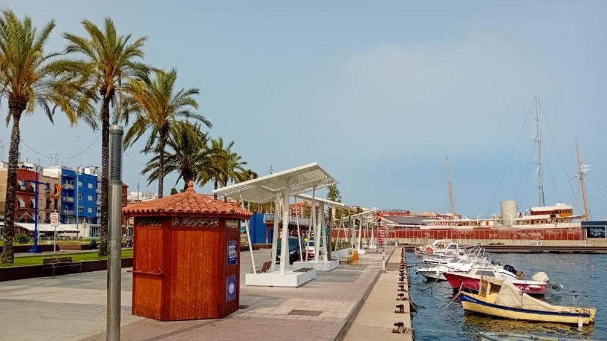 Imatge de les pèrgoles que s'han instal·lat al passeig de la façana marítima del barri del Serrallo.