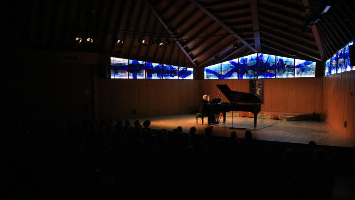 En un ambient tènue, el pianista Richard Goode ha honrat la memòria de Pau Casals.