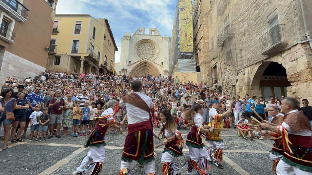 El Ball de Bastons de Tarragona en la seva actuació a la plaça de les Cols, durant el seguici de Sant Magí.