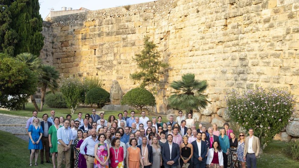 Fotografía de familia con representantes del Ajuntament de Tarragona y miembros del Comité de Representantes Permanentes de los Gobiernos de la UE.