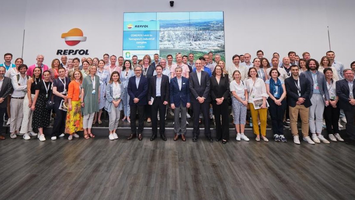 Foto de família entre els membres del Coreper I i la comitiva de Repsol.