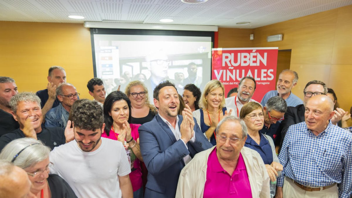 Rubén Viñuales i l'equip del PSC van celebrar el triomf a la seu socialista després de guanyar per una diferència de tres regidors a ERC.