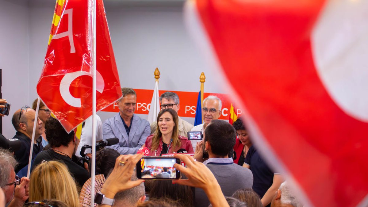 La seu del PSC a la plaça del Castell es va omplir de gom a gom per a celebrar el triomf de Sandra Guaita als comicis.