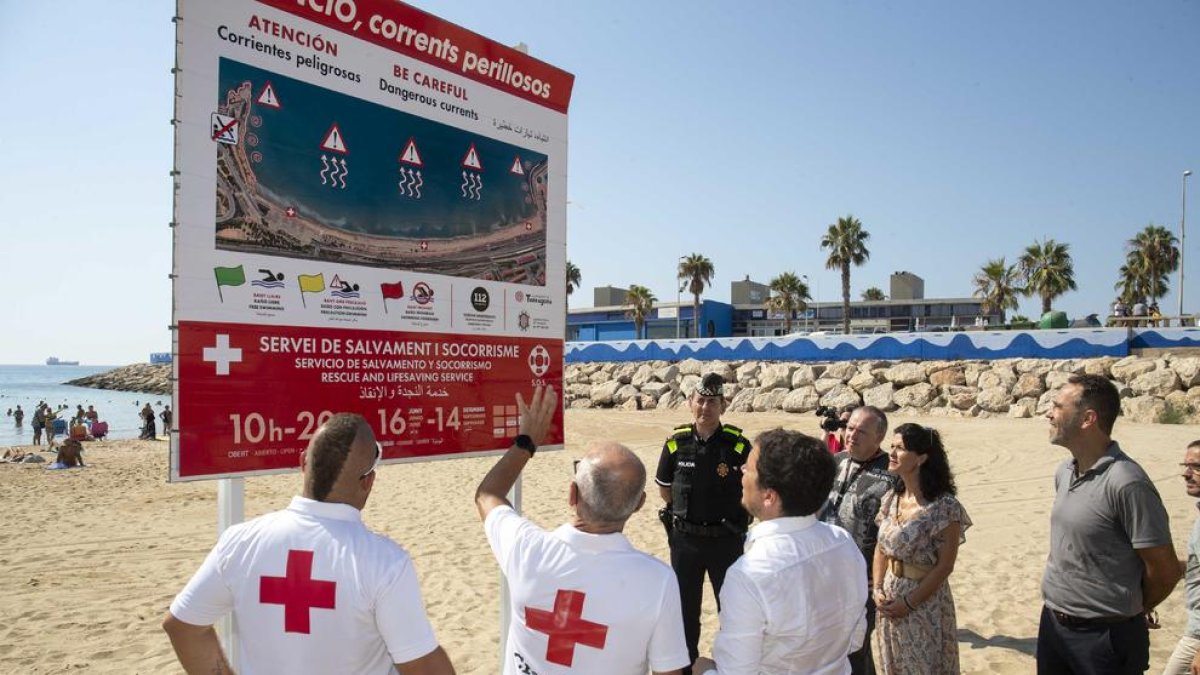 Imatge de la nova cartelleria instal·lada a la platja del Miracle sobre el significat de les banderes.