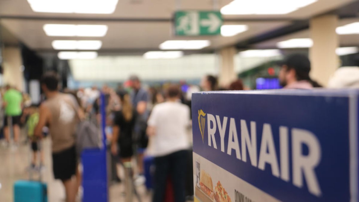 Viatgers de Ryanair aquest dilluns a l'aeroport del Prat.