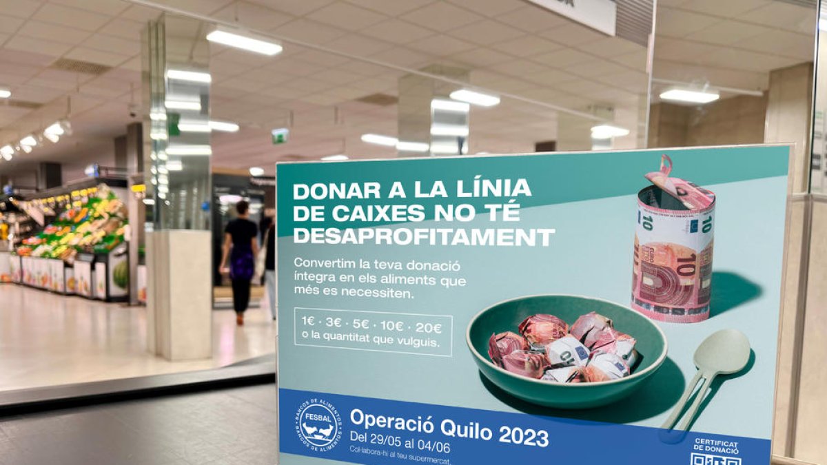 Mercadona participa en una campaña solidaria para recaudar dinero que se transformará en productos para los bancos de alimentos.