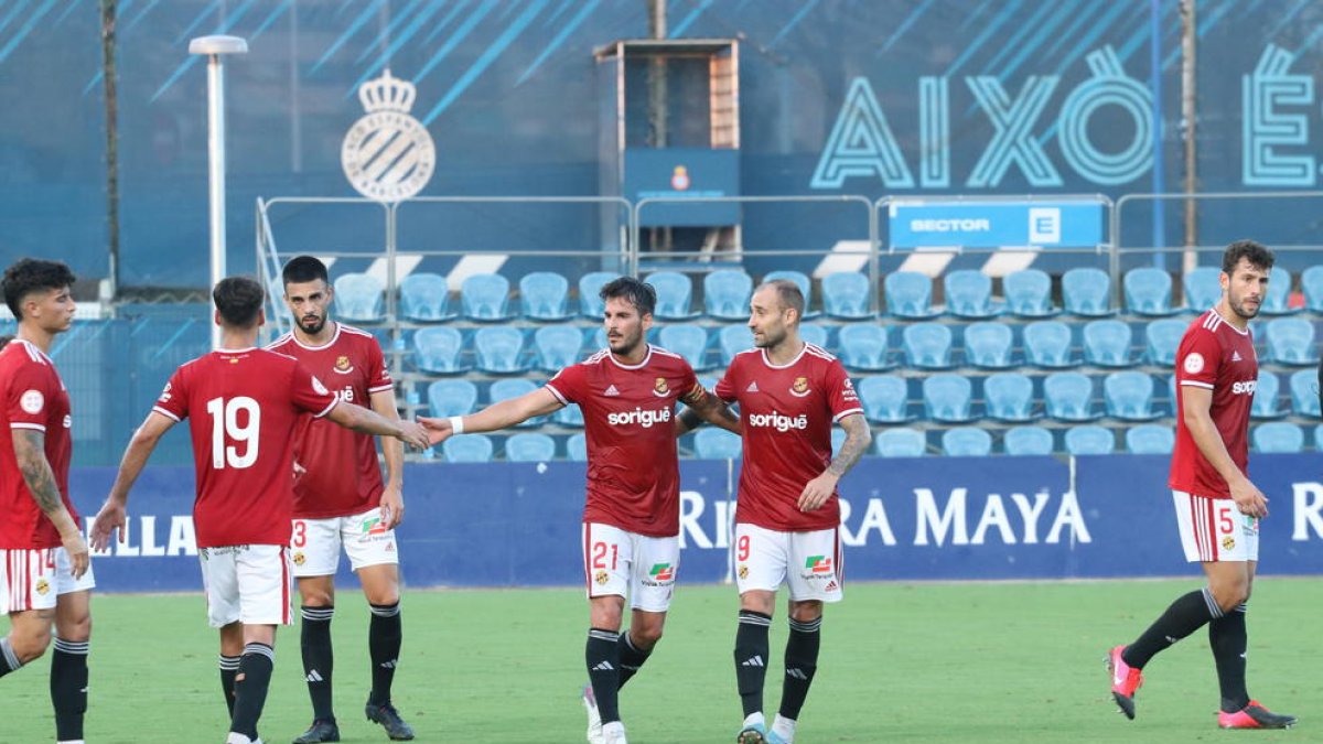 Els jugadors del Nàstic celebrant el gol de Joan Oriol contra l'Espanyol B.