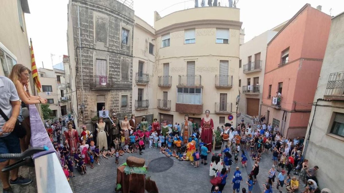 Imatge de la plaça Catalunya de Castellvell del Camp durant la trobada gegantera en una edició anterior de Santa Anna.