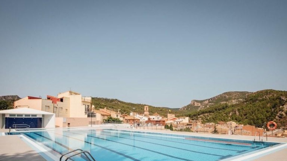 La piscina municipal de Vandellòs, que també romandrà oberta, en una imatge d'arxiu.