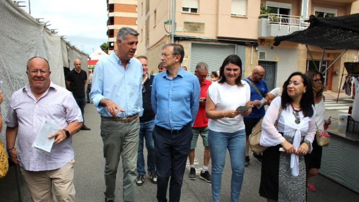 Huguet i Albiol passejant pel mercat de Sant Pere i Sant Pau.