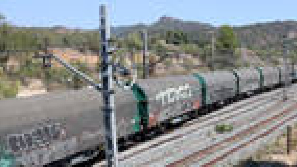 El tren de mercaderies que ha descarrilat a l'estació Marçà-Falset (Priorat)