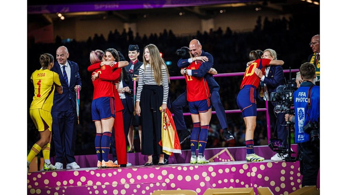 Una de les fotografies aportades per la RFEF de la celebració entre Rubiales i Hermoso.