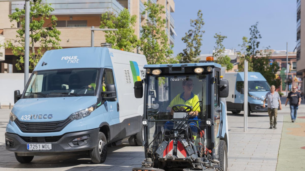 Imatge de dos vehicles del servei de neteja, durant la presentació del pla de xoc.