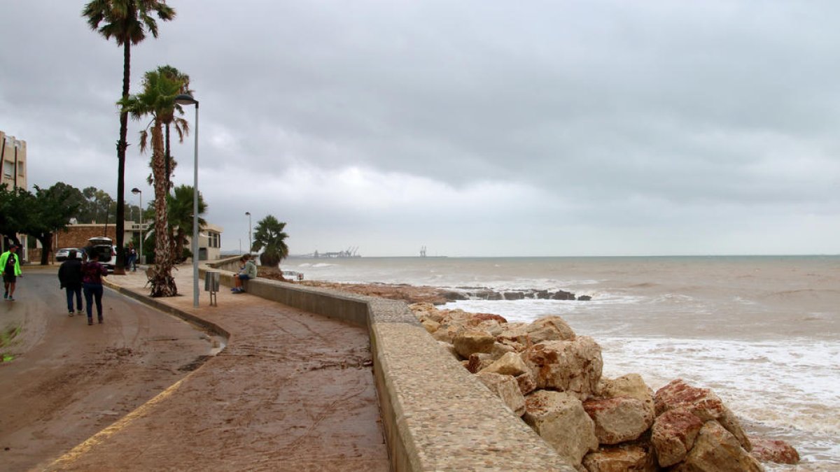 El temporal afecta la playa de Alcanar