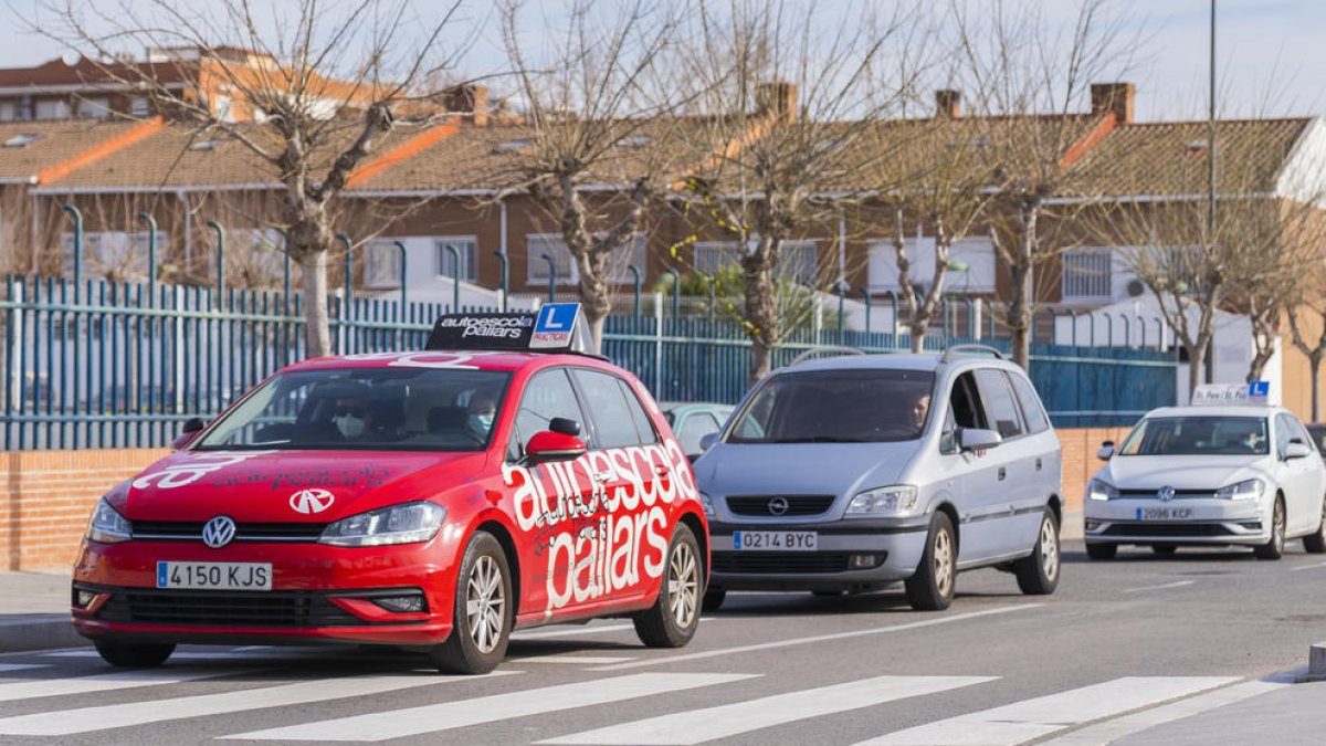 Imatge d'arxiu d'unes pràctiques de conduir amb el cotxe d'una autoescola de Tarragona.