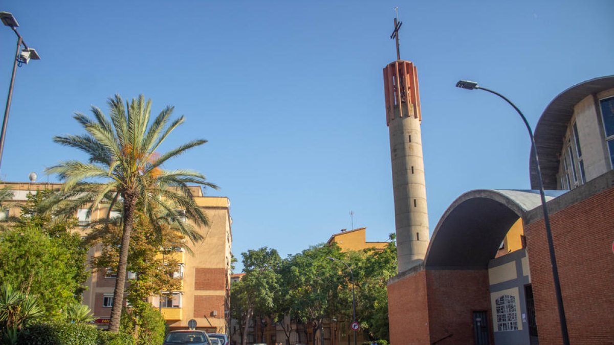 Fotografia de la plaça de Gabriel Ferrater i Soler, el punt neuràlgic del barri.