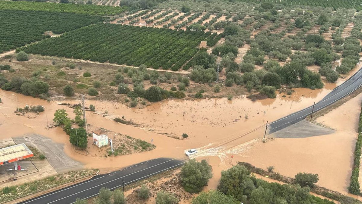 Vista aèria d'una carretera tallada per inundació al Montsià.