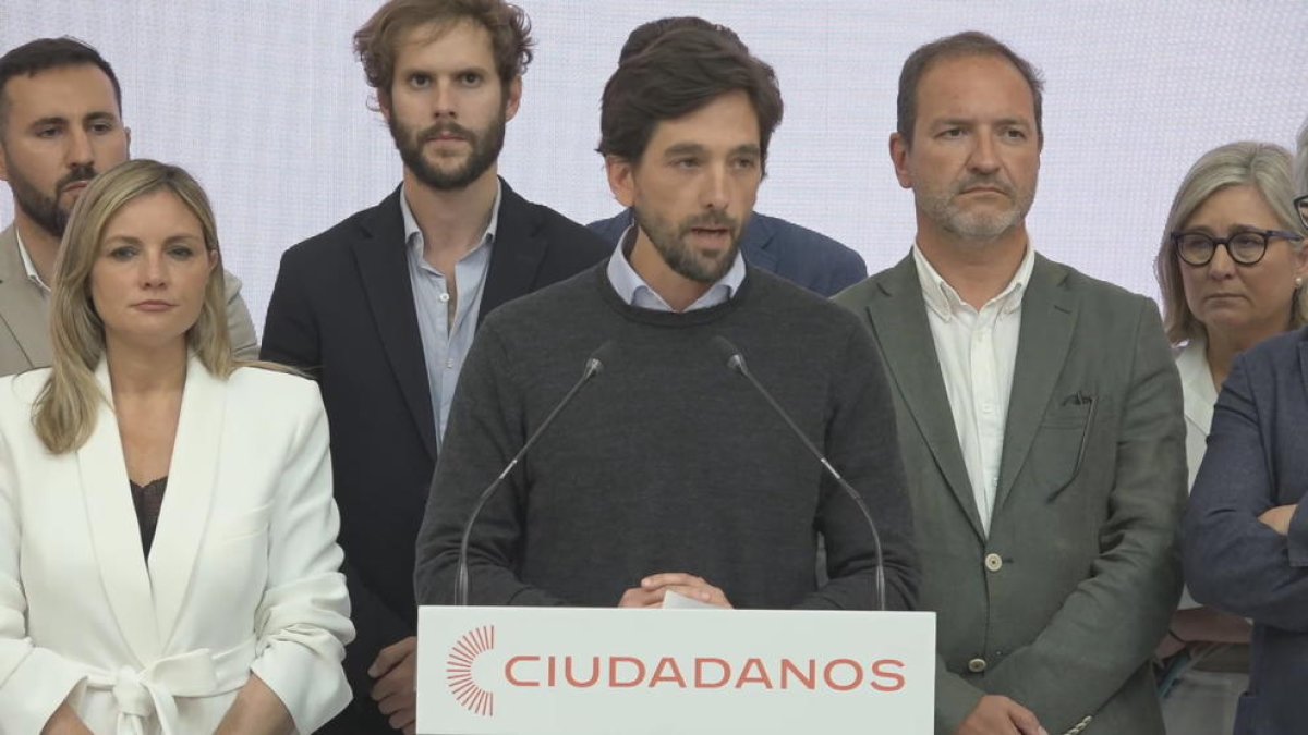 El secretari general de Cs, Adrián Vázquez, en roda de premsa.