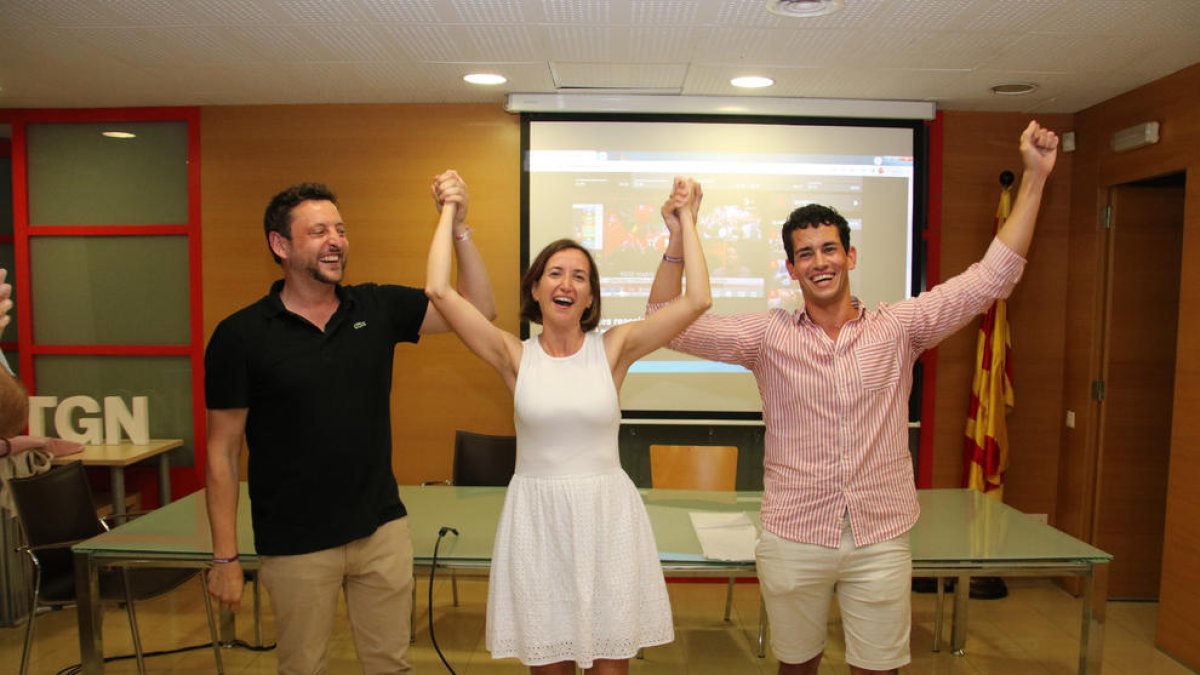 El PSC celebrant la victòria del partit a Tarragona.