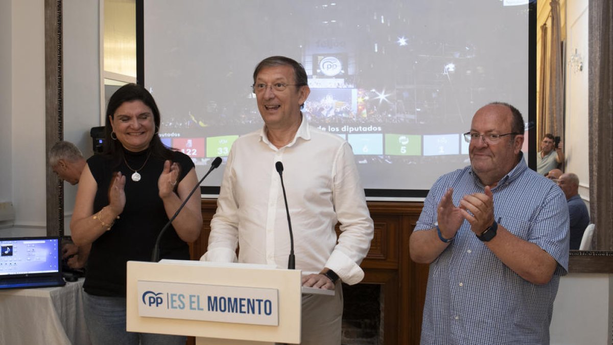 Pere Lluís Huguet fent el seu discurs a la Casa Joan Miret, on va passar la nit el PP de Tarragona.