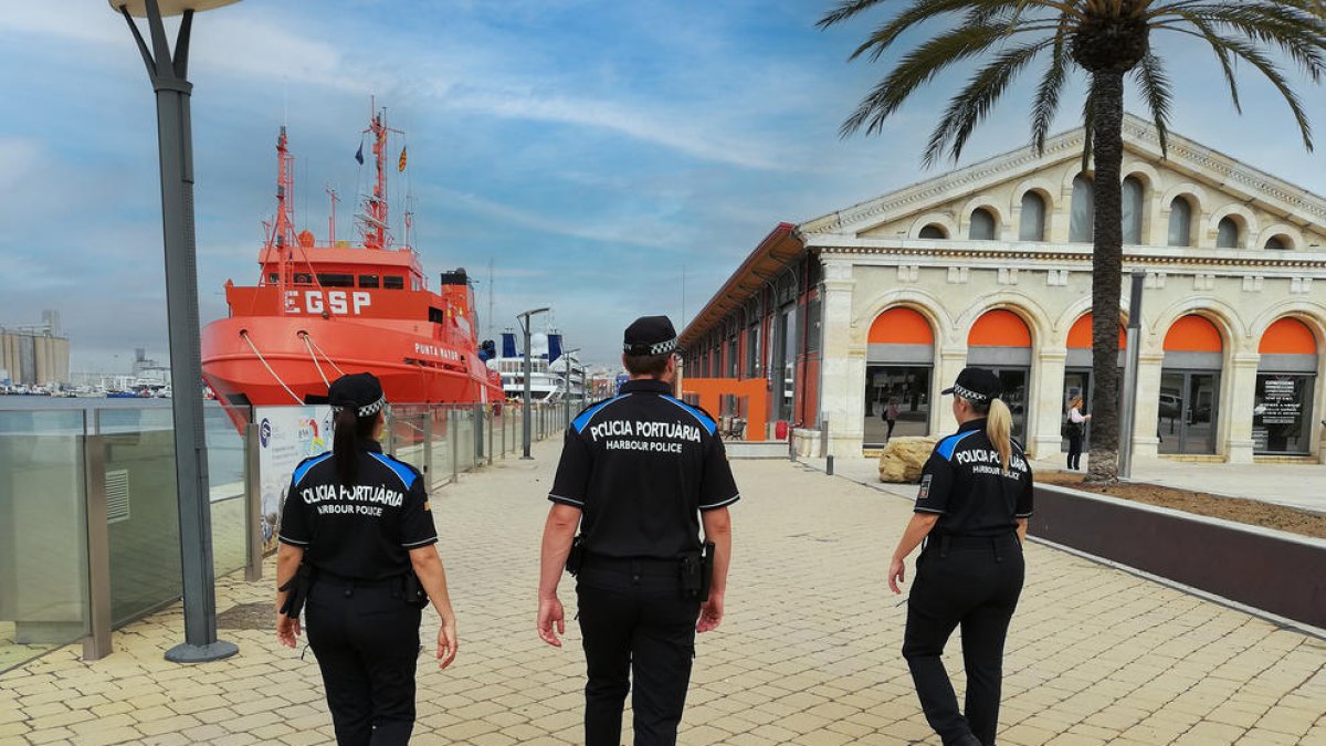 La policía del Puerto de Tarragona ha reforzado la colaboración con otros cuerpos policiales y ha mejorado los servicios de la patrulla náutica.