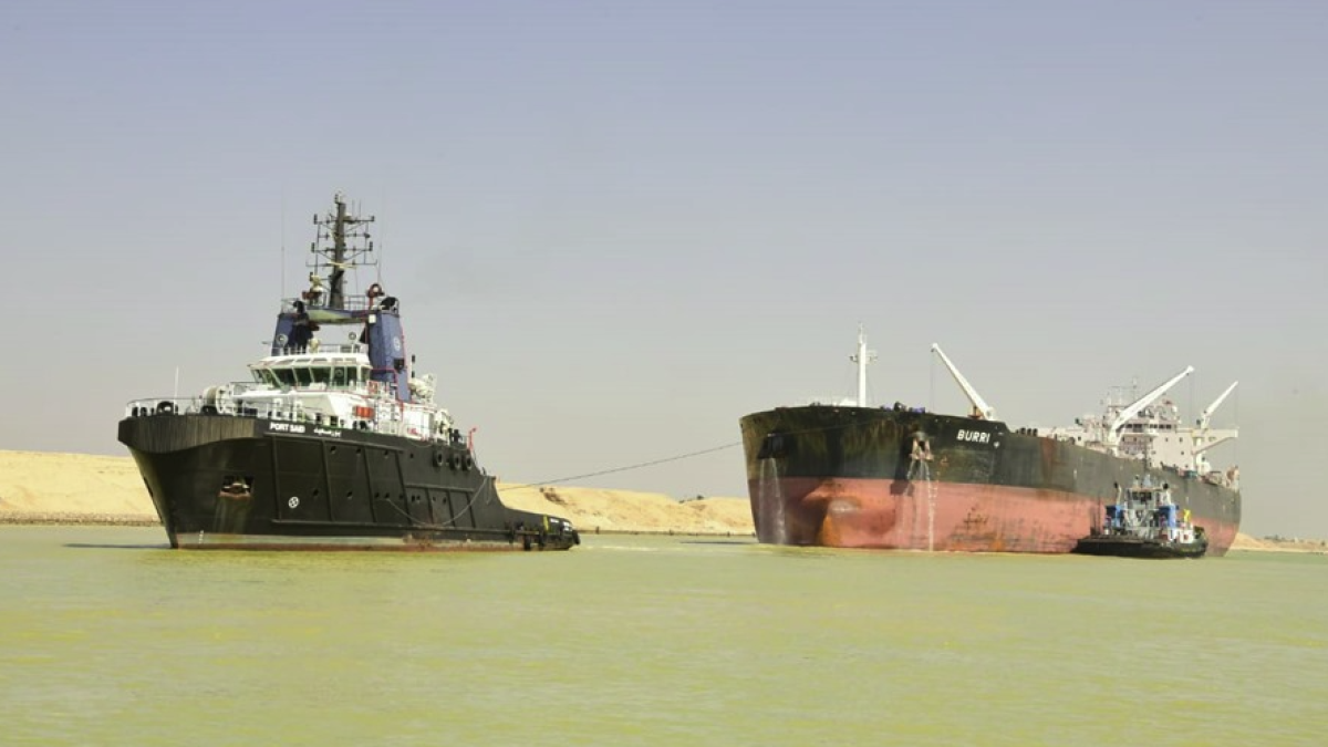 El canal de Suez, tancat durant diverses hores per un xoc entre un vaixell cisterna i un petrolier.