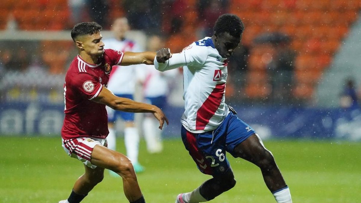 Alexandru Tirlea defensant a Markus Anderson en el partit del darrer dissabte.