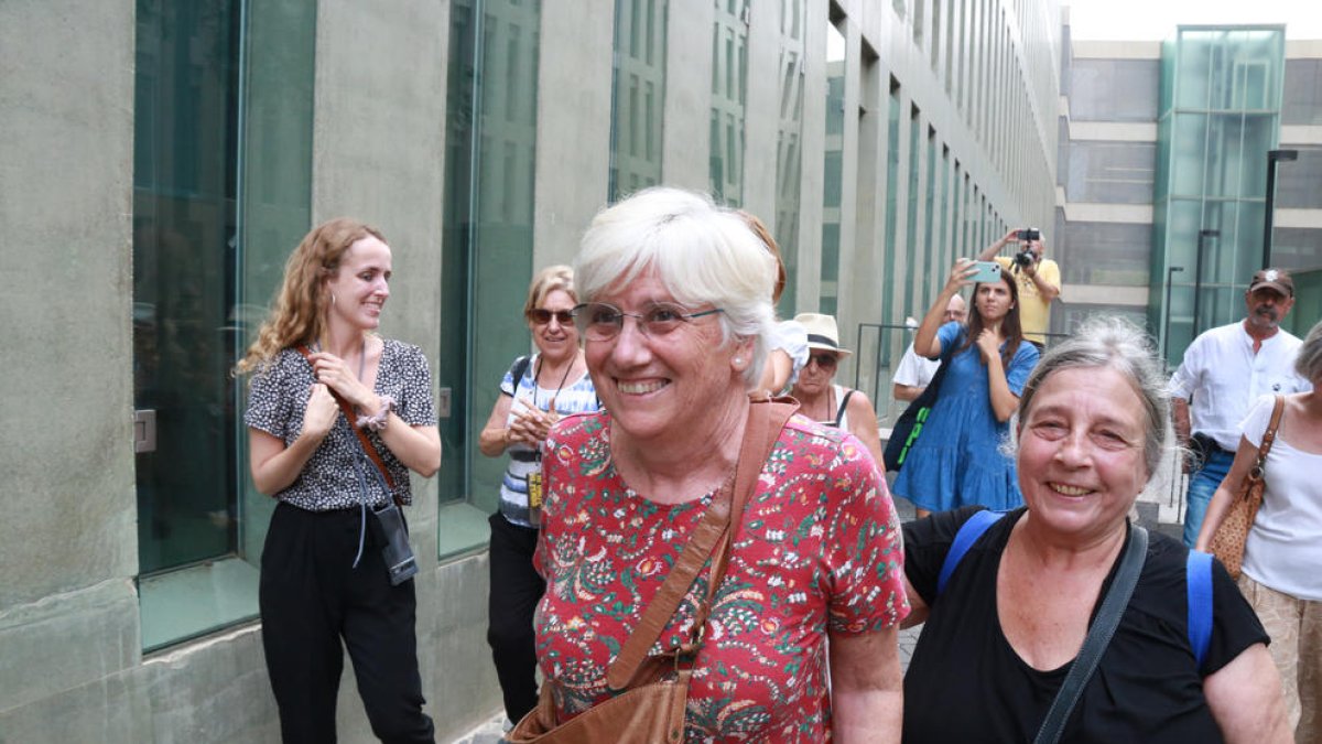 L'eurodiputada de Junts Clara Ponsatí sortint dels jutjats de guàrdia de Barcelona.