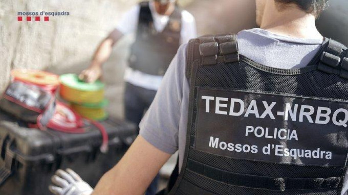 Agents dels TEDAX dels Mossos es van desplaçar fins a l'Eixample on es va produir l'explosió de la motxila.