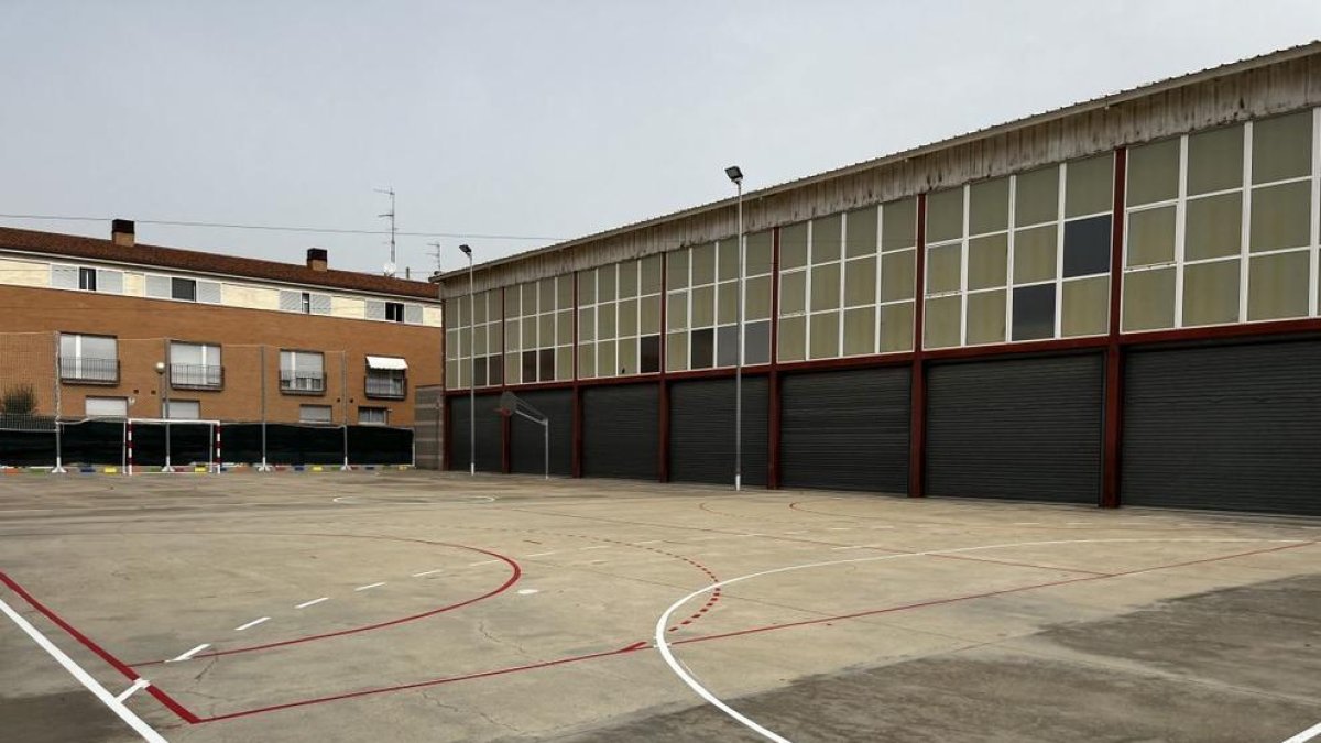 Entre otros trabajos, se han pintado las líneas en la pista deportiva de la escuela Àngel Guimerà.