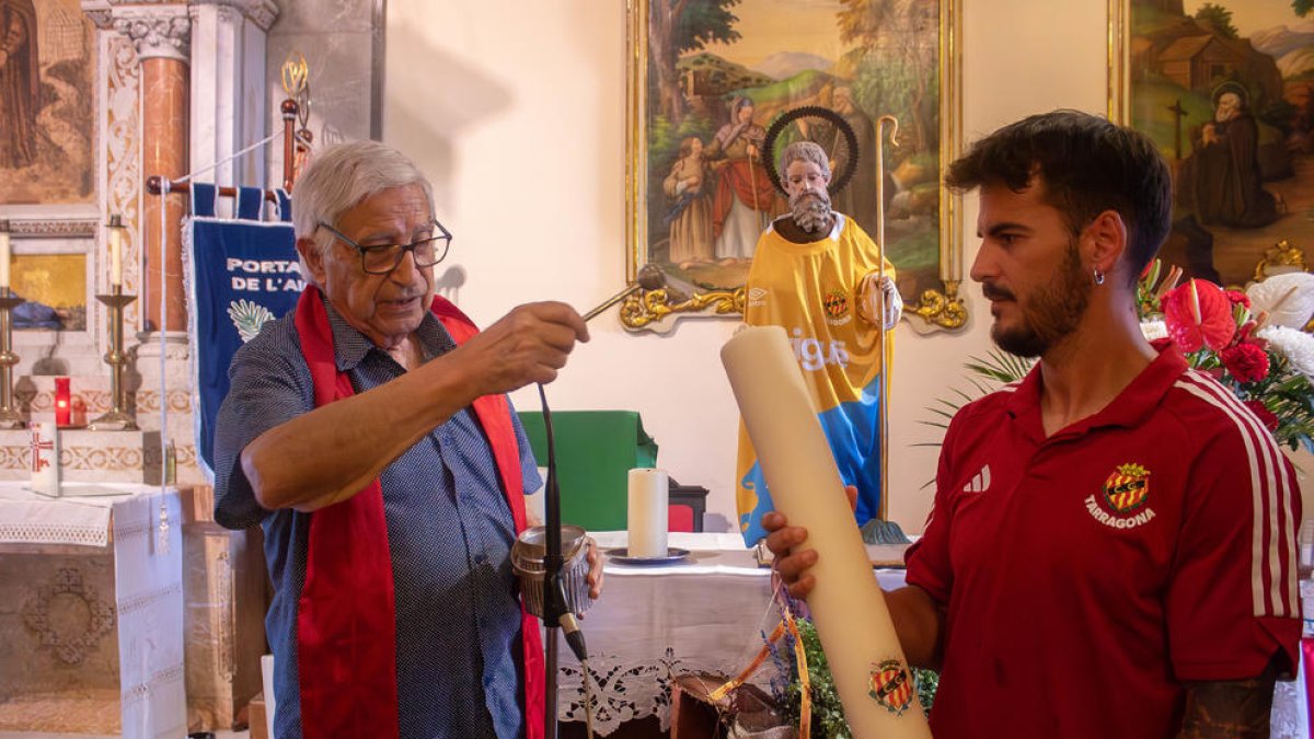 Joan Oriol, capità del Nàstic, durant la visita de l'equip a l'ermita del Loreto i la Capella de Sant Magí.