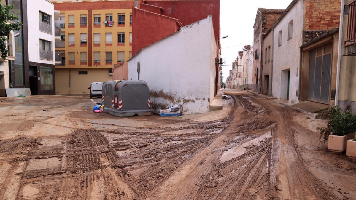 Un dels carrers del municipi de Santa Bàrbara, ple de fang, afectat pels forts aiguats.