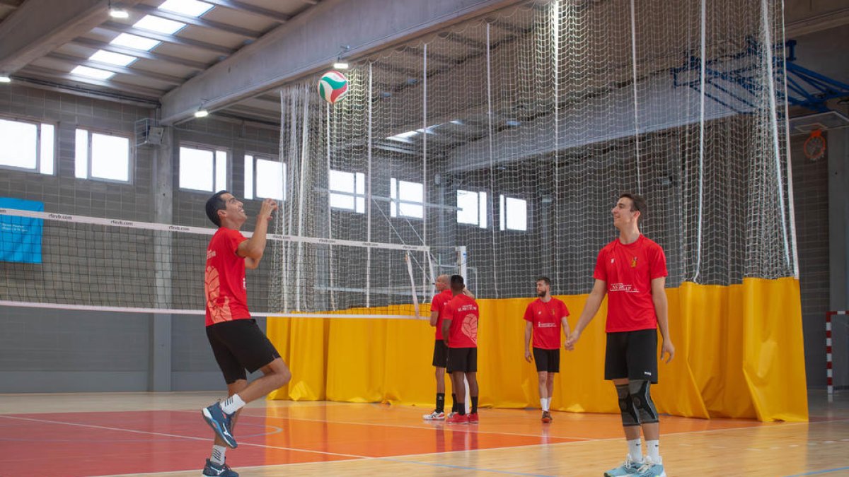 Els jugadors de Vlado Stevovski durant un entrenament.