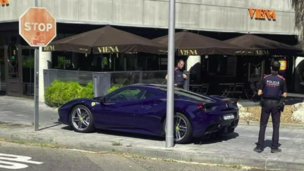 Imatge del Ferrari estacionat davant del centre comercial.