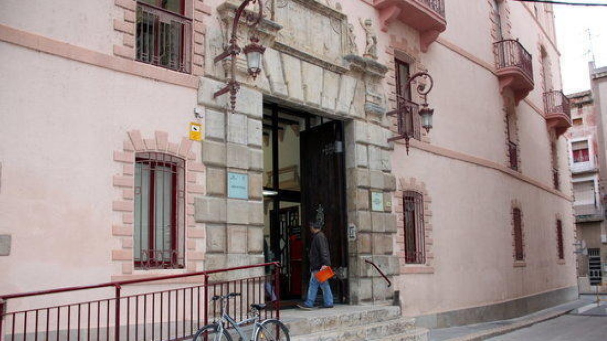 Pla general de la façana principal dels jutjats de Tortosa.