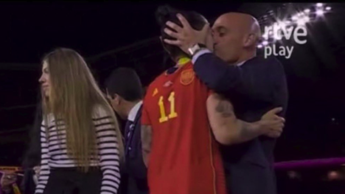 Moment en el qual Luis Rubiales li dona un petó a Jenni Hermoso.