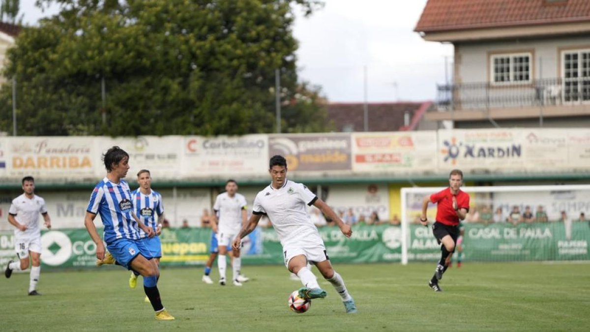 Miku Fedor durant el partit amistós de l'Arenteiro contra el Deportivo de la Coruña.