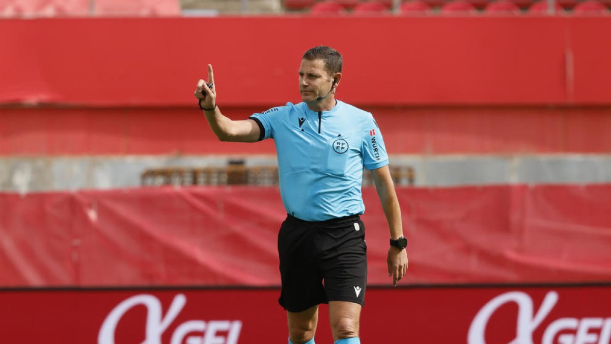 Un árbitro durante un partido de la Liga española esta temporada.