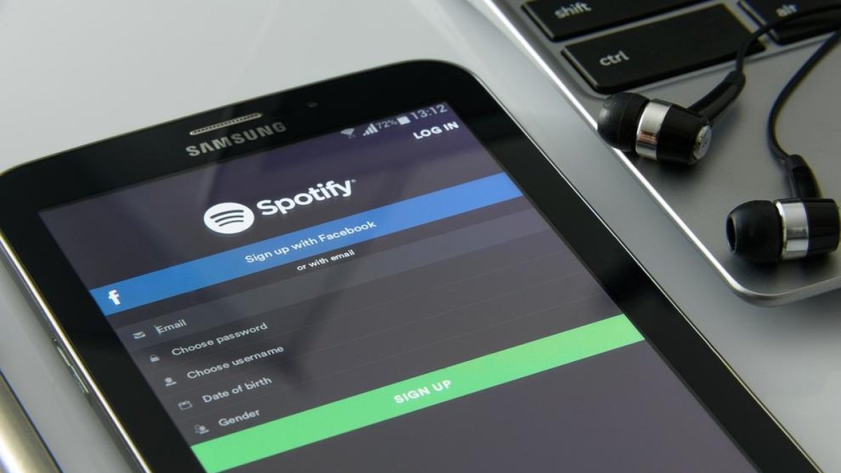 Imagen de archivo de un móvil con la aplicación de Spotify abierto.