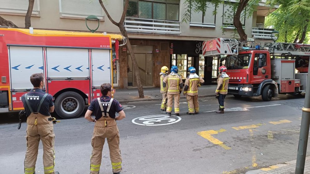 Imatge dels bombers al carrer Rovira i Virgili on s'ha produït la falsa alarma.