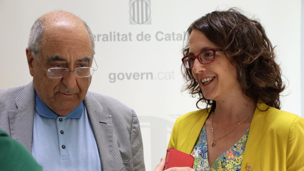 Los consejeros Joaquim Nadal y Tania Verge en una atención.