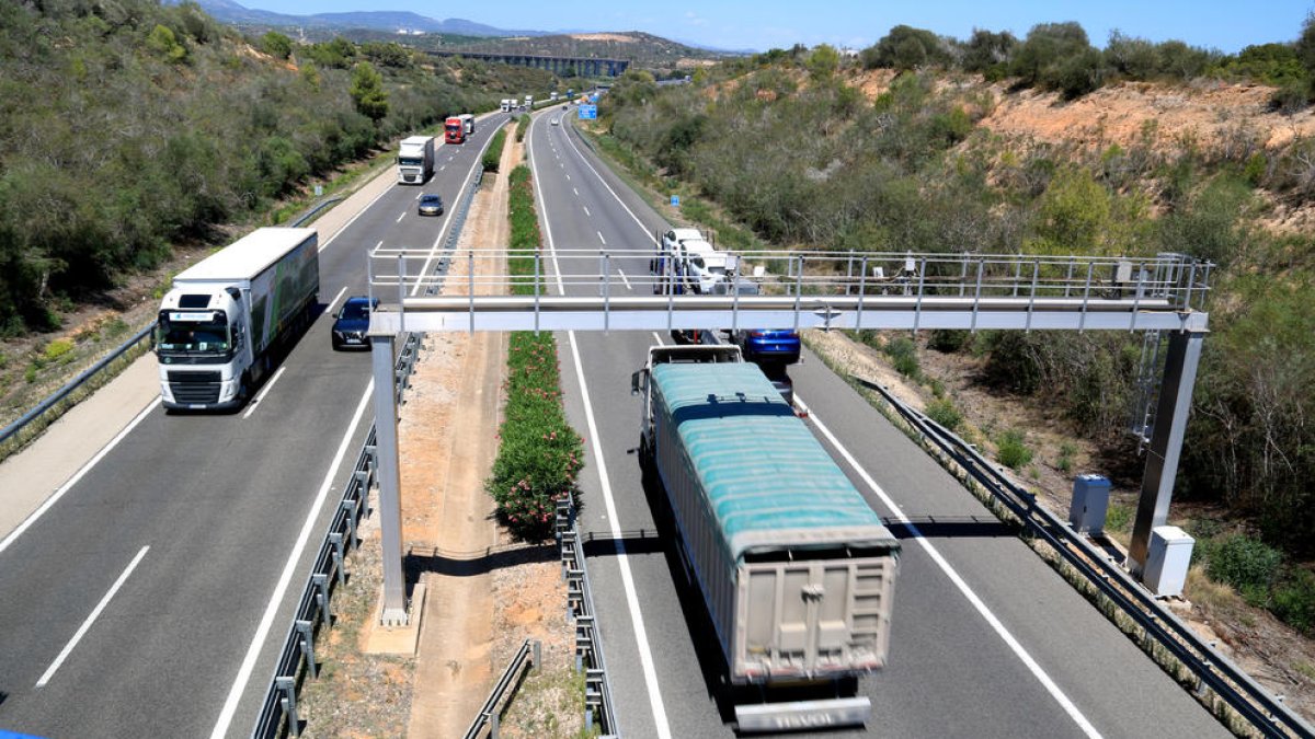 Camions i vehicles circulant pel punt de l'AP-7 on hi ha el final del radar de tram a Amposta.