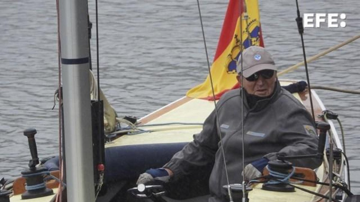 Imagen de archivo del Rey emérito don Juan Carlos en una regata en aguas de Sanxenxo