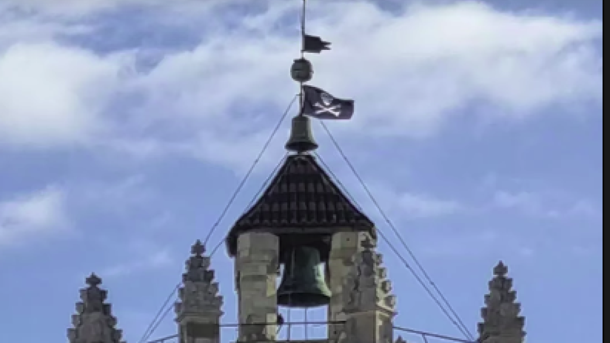 Imatge de la bandera pirata penjada a la Catedral de Tarragona.