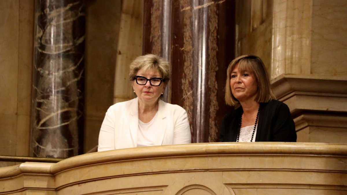 Teresa Pallarès y Núria Marín, antes de ser elegidas senadoras, durante el pleno del Parlament.