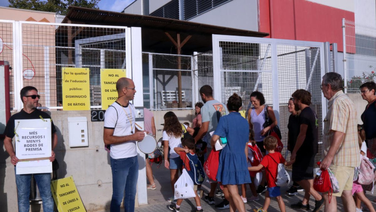 Un piquete informativo de los sindicatos USTEC y CGT, convocantes de la huelga de maestros, en la entrada de familiares y alumnos en la escuela Consol Ferré de Amposta el primer día de clase.