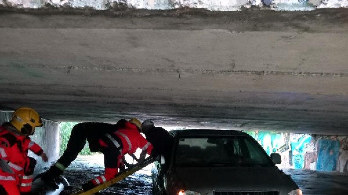 Los bomberos rescatando el hombre.