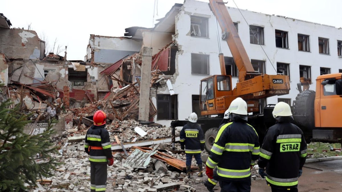 Els equips d'emergència treballen en un edifici destruït pels bombardejos a Txerníhiv.