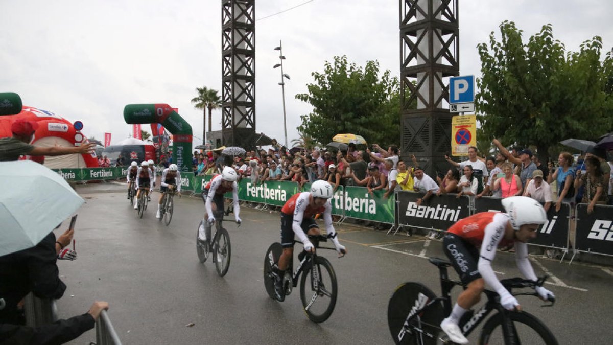 Una quincena de ciclistas de la Vuelta pinchan en Barcelona por chinchetas en la calzada